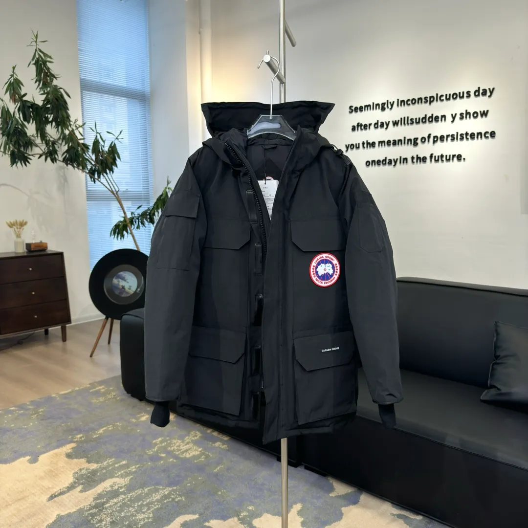 P800 🇨🇦Canada Goose "Canada Goose" 🇨🇦 Beichen White / 08 Expedition Parka 4660M Product color: black, off-white, red, sand pink, sky blue, graphite gray, Beichen white, navy, sky blue, gray camouflage gray black label Product size: XS, S, M, L, XL, XXL The Expedition was originally a parka designed for scientists at the McMurdo Research Station in Antarctica. Whether your next journey takes you into the frozen urban jungle or across uncharted ice fields, wear Canada Goose's Expedition Parka and get proven results year after year in Antarctica by the National Science Foundation's Center for Polar Research.  Material list: 1⃣ Uses Y-shaped Velcro imported from Taiwan (exclusive in the market) 2⃣ Uses 18-count polyester-cotton blended fabric imported from South Korea (authentic synchronized fabric) 3⃣ National standard 80% white duck down, (zp uses 80% white duck down/90% of all boasts are fake) 4⃣ Western Canadian coyote hair (non-market dyed fox hair filled with wolf hair) Material analysis characteristics: 1⃣ The original/polyester-cotton fabric has a high polyester fiber content, and the polyester-cotton fabric has high heat and light resistance and good stability. It has bright colors, high fiber strength, durability, light resistance, heat resistance, and straightness. 2⃣ As we all know, the original version uses 80% white duck down. The fill power refers to the cubic inches of volume occupied by each ounce (30 grams) of down under certain conditions. If one ounce of down occupies 500 cubic inches, the fill power of the down is 500. So we can simply understand it as: fill power is the volume of down, and the volume of down is fill power. The higher the fill power of down, it means that under the same filling amount, down can fix a larger volume of air layer to keep warm and insulate, so the warmth retention of down is better. 3⃣ Western Canadian coyote hair, "large range of selected neck hair" is soft and fluffy, each wolf hair is 60-63 long / 14-16 wide at the peak, this width + preferred parts. It is basically unmatched by the same industry